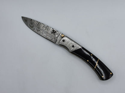 Couteau de poche en acier damas Le Tramontane ouvert, lame en acier damas et manche en corne de buffle rehaussé de laiton – Hosteel