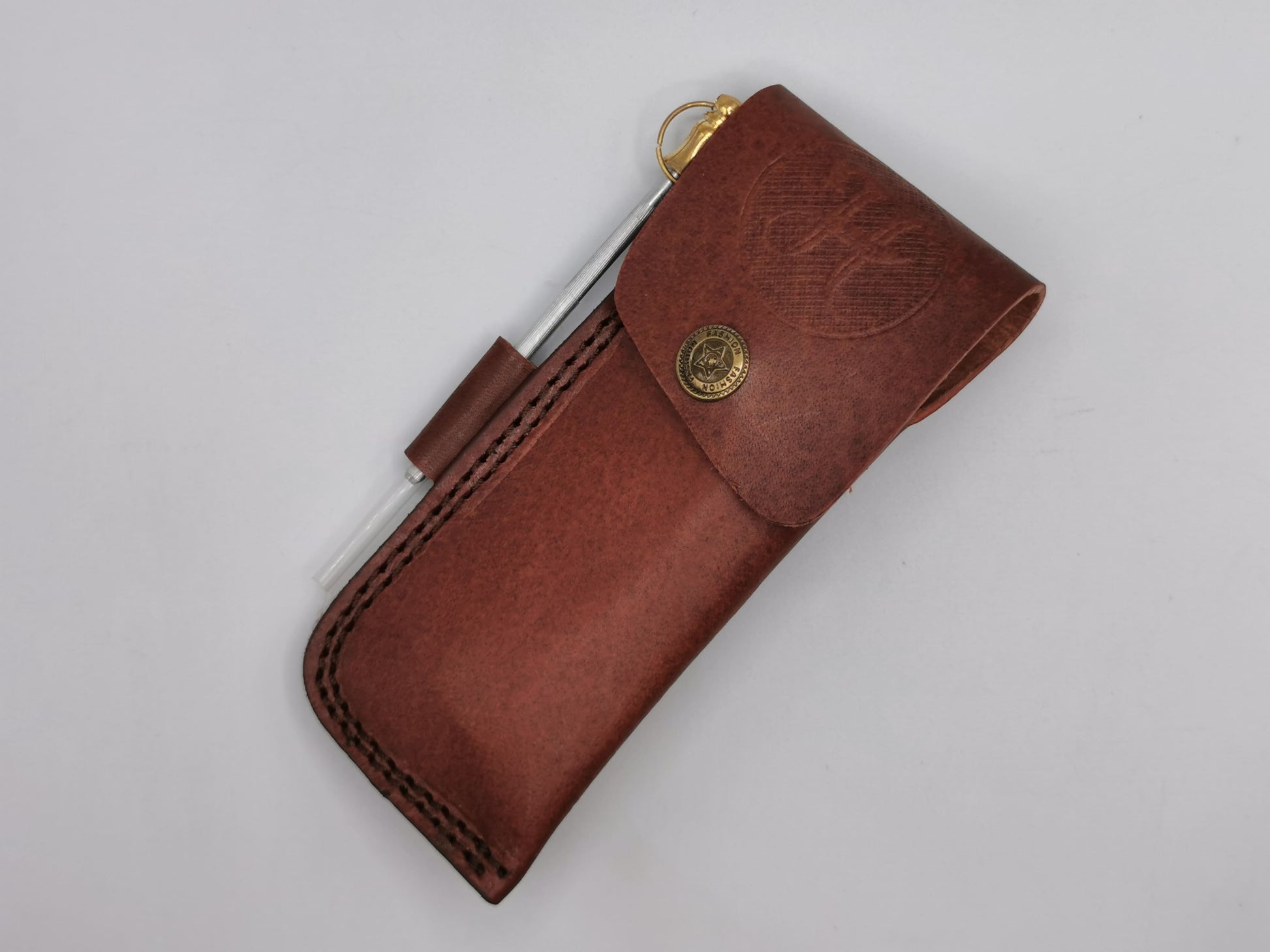 Étui en cuir de vachette cousu main du couteau Le Tramontane – Hosteel, coutellerie d'art