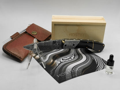 Coffret complet du couteau Le Tramontane : couteau, étui en cuir, coffret en bois gravé Hosteel et huile d'entretien